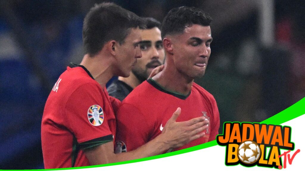 Cristiano Ronaldo, legenda sepak bola Portugal, merasakan rollercoaster emosional saat ia melewatkan penalti krusial di Euro 2024